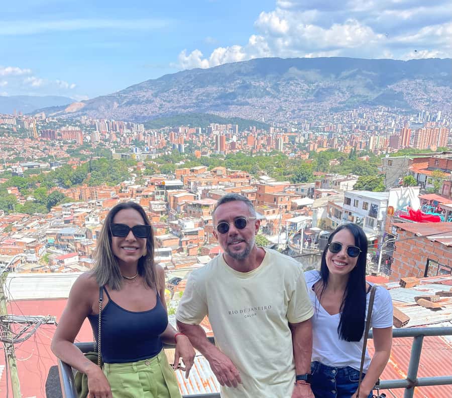 Medellín: Comuna 13 (Graffitour) Discover the Transformation - Zona de performance: when local artists become part of your day