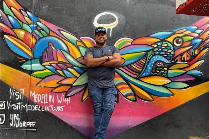 Medellín: Comuna 13 Graffitour With Snacks Included - Stop 2, graffiti storytelling: past, present, and why the walls matter