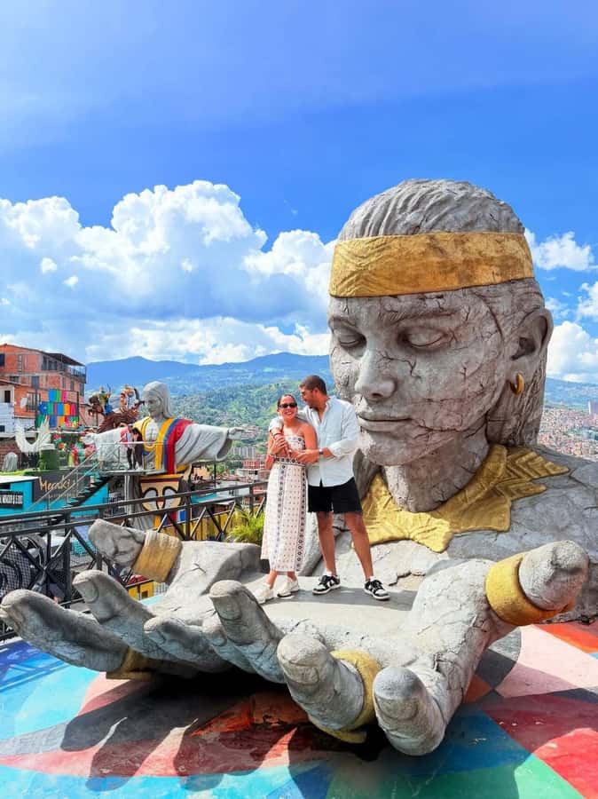 Medellín: Comuna 13 Tour with Snacks And Your Own Graffiti - Key things that make this tour work