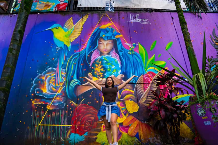 Medellín: Comuna 13 Tour with Snacks And Your Own Graffiti - The first Comuna 13 guided stretch: 30 minutes that set the tone
