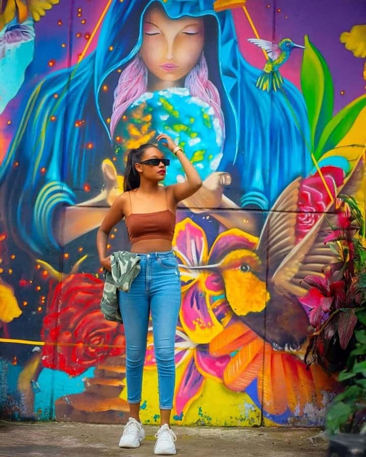 Medellín: Comuna 13 Tour with Snacks And Your Own Graffiti - Dance show stop: breakdance as a moving mural