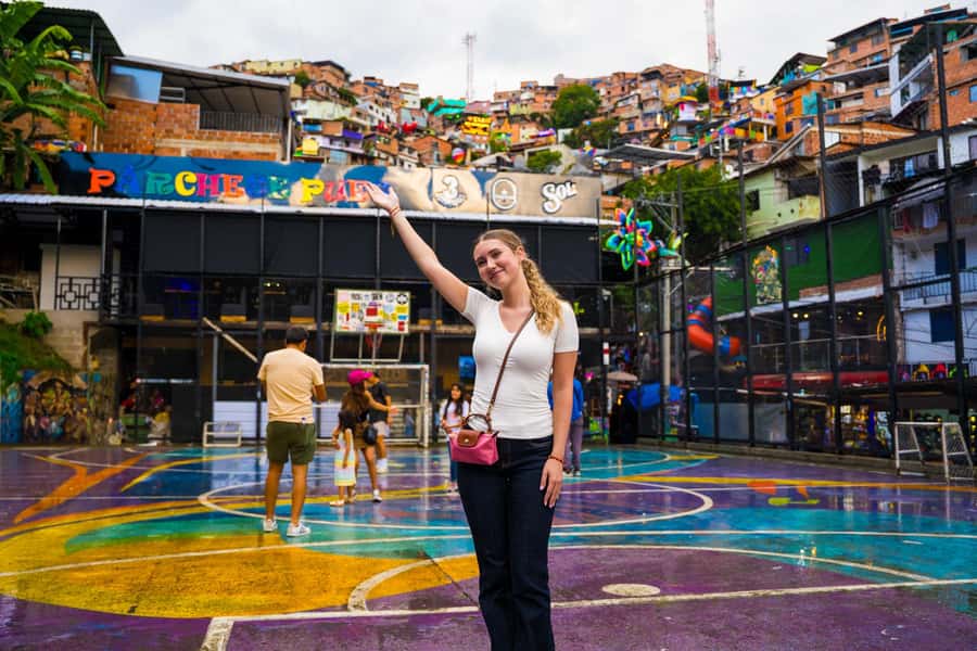 Medellín: Comuna 13 Tour with Snacks And Your Own Graffiti - Your 3-hour walk starts at GRADEN COFFE on Cl. 38a