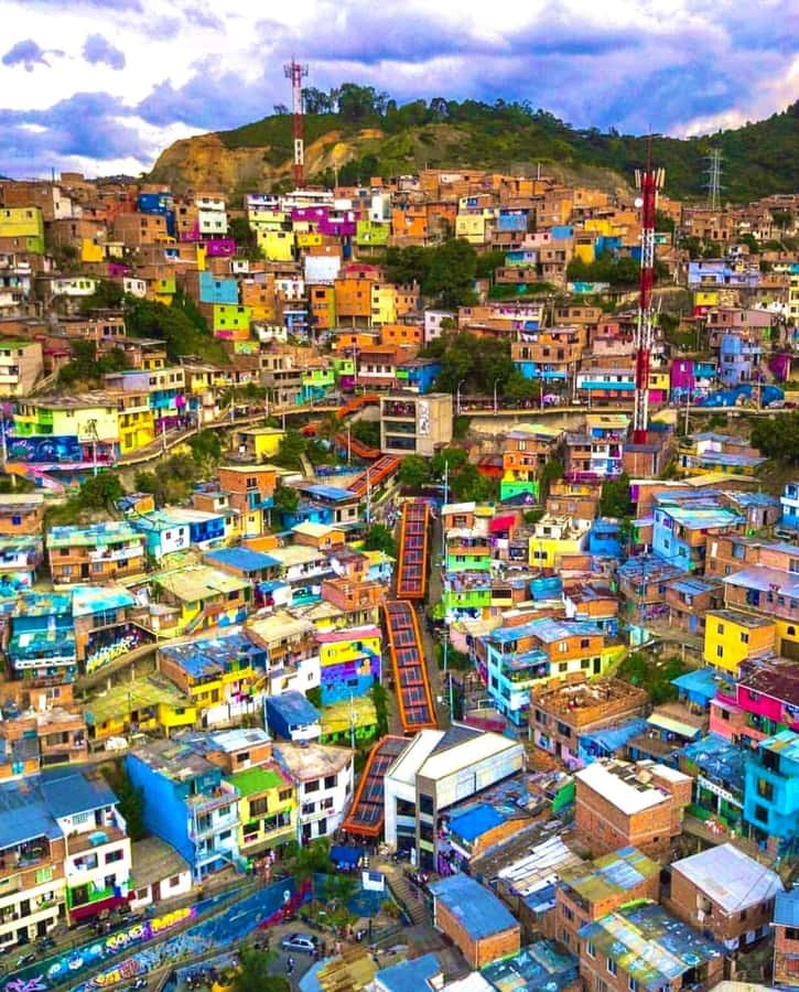 Medellín: Comuna 13 True Story and Street Food Tour - The true story stops: guided history, alleys, galleries, and art