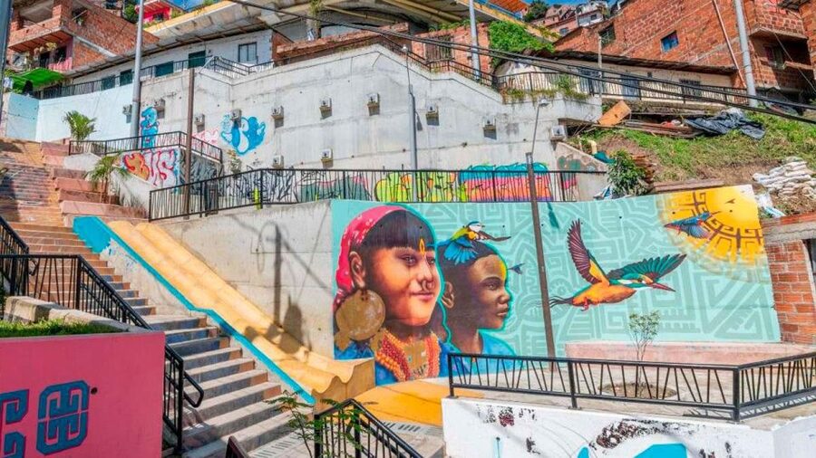 Medellin: Graffiti Tour Comuna 13 - The Food Part: Local Bites Without Food Included
