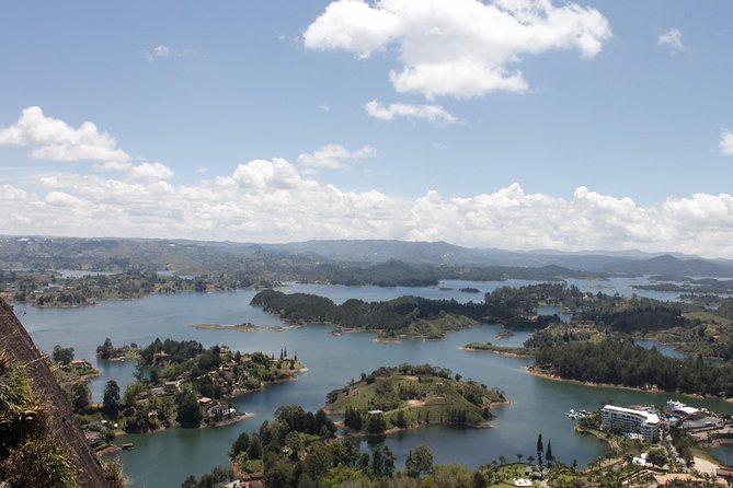 Medellin : Guatape SEMI PRIVATE EXPERIENCE - Stop 2: Guatapé Town For About 1 Hour Of Zócalos And Color