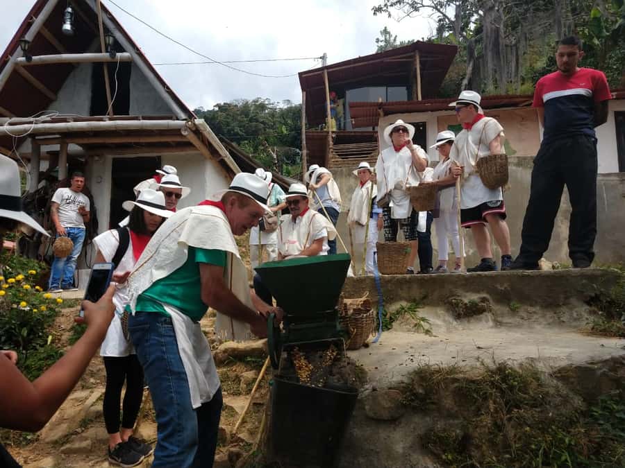 Medellín: Guatape Village with Coffee and Fruit Tasting Tour - Finca La Rivera coffee and fruit tasting: where you learn to taste
