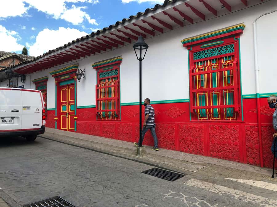 Medellín: Guatape Village with Coffee and Fruit Tasting Tour - Guides in practice: clear explanations and patient pacing