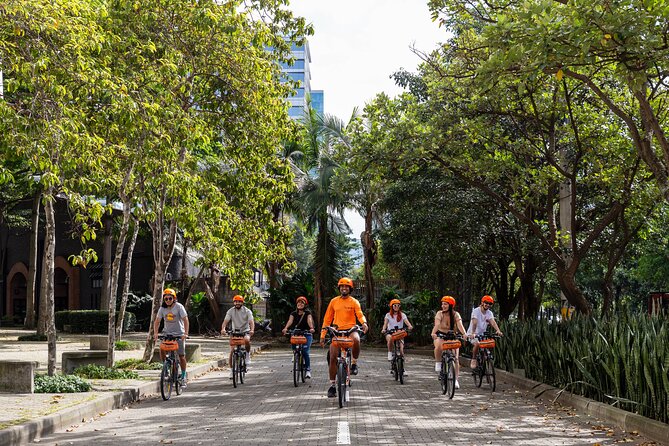 Medellín: Local neighborhoods and included food on e-bike - Getting comfortable: helmets, bike paths, and road crossings