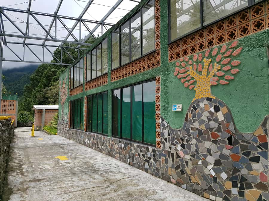 Medellín: Pablo Escobar Jail Private Tour - Guide quality is the product: English and Spanish, plus question time