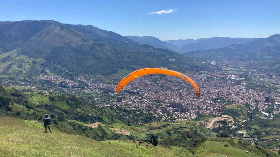 Medellín Paragliding - Go Pro Included - Registration with a guide who handles the details