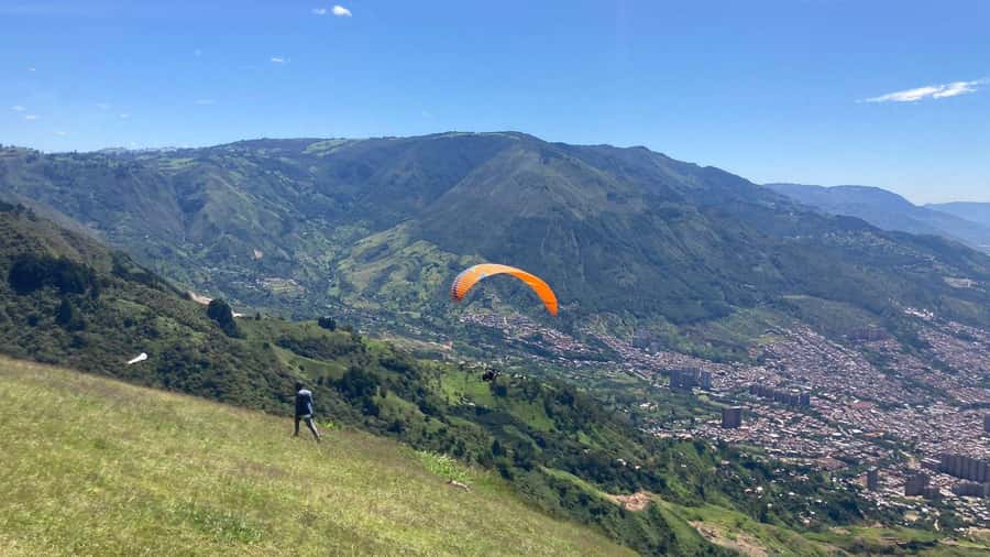 Medellín Paragliding - Go Pro Included - The safety part: professional pilots and insurance