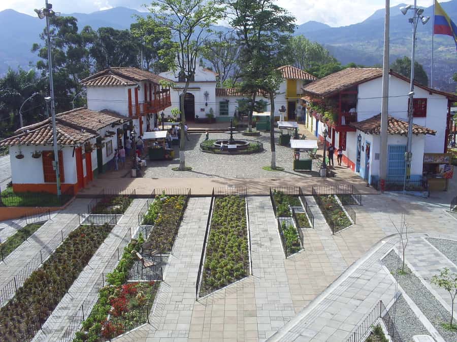 Medellin: Private City Tour - MetroCable Acevedo and the choice between metro and van