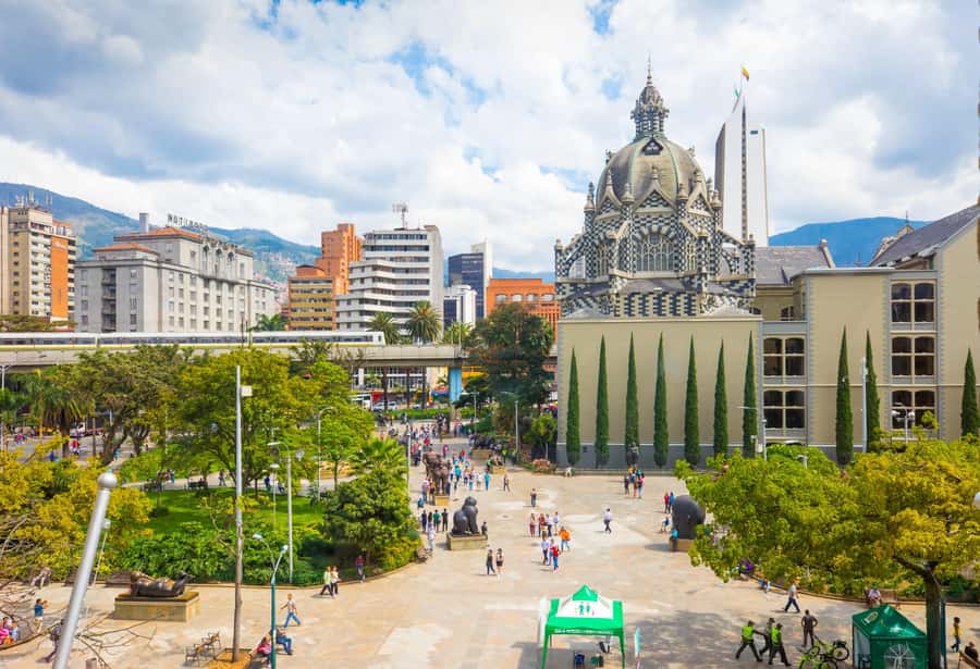 Medellín: Private City Tour with Metrocable and Comuna 13 - Riding the Metrocable for views and perspective