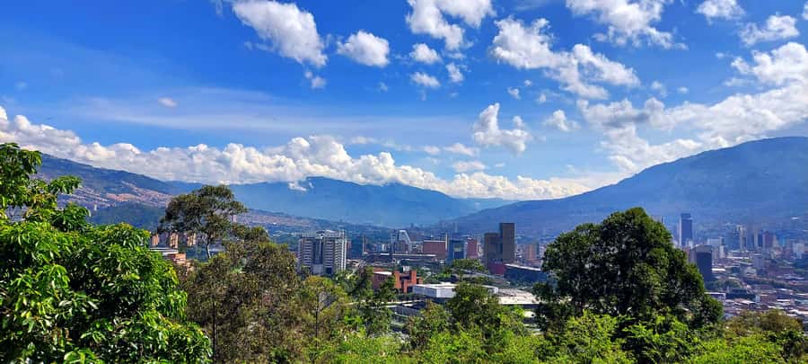 Medellín: Private City Tour with Metrocable and Comuna 13 - Parques del Río, a calm walk that helps the day land