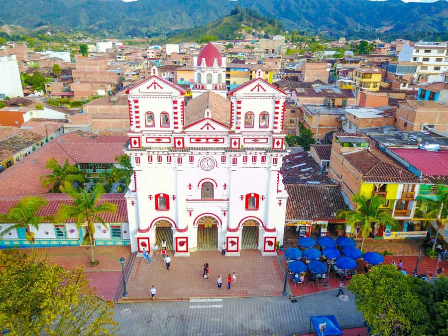 Medellín: Private Guatapé Tour w/ Breakfast, Lunch & Cruise - Zócalos boat cruise with music: a calmer middle of the day