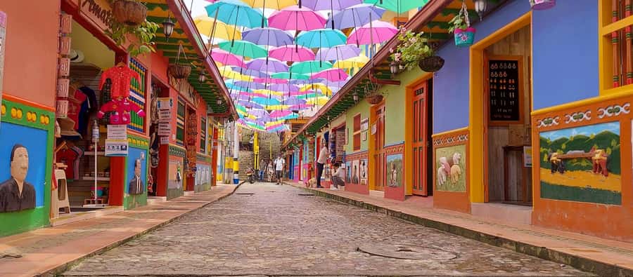 Medellín: Private Guatapé Tour w/ Breakfast, Lunch & Cruise - Guatapé town walk: color, tiles, and the viewpoints along the route