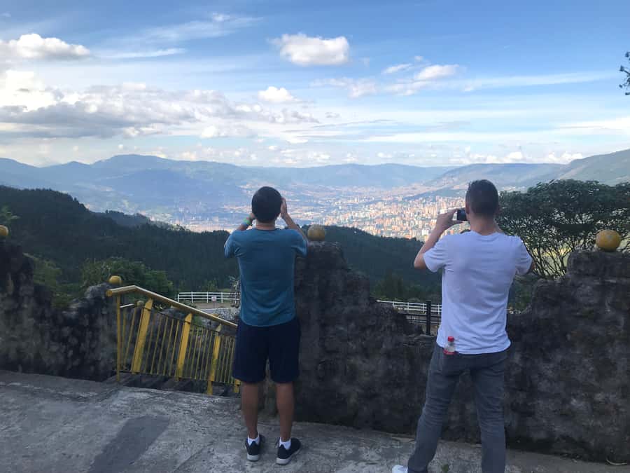 Medellín: Private Pablo Escobar Tour with Cable Car Ride - Montesacro Cemetery and the mural stop, history without theater