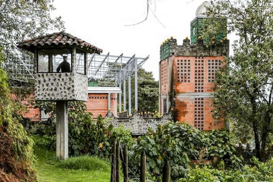 Medellín: The Real Pablo Escobar Tour - Why this Medellín Escobar tour feels different from the usual “Narcos” stops
