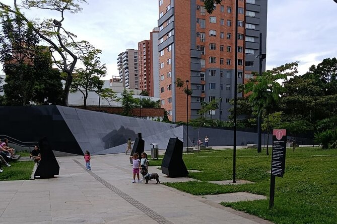 More than Escobar Tour - Price and timing: what $25 buys you in Medellín