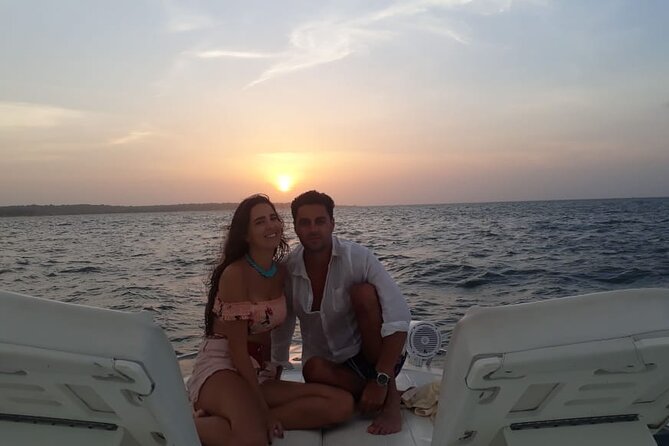 Night Boat Rental in Cartagena Bay - Music and group vibe: why this works for families and friend groups