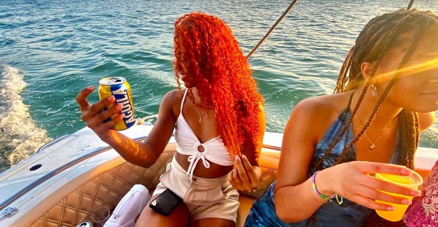 Nightlife: sunset boat party + tour of the old town - The Getsemaní night tour: colors, art, hidden paths, and dance stops
