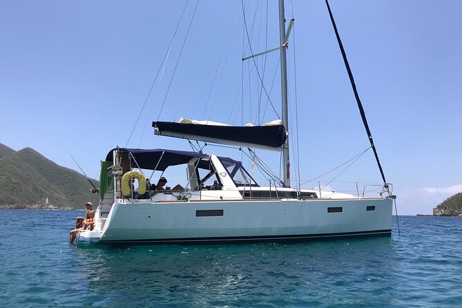 One amazing day in a private recent sailing boat in the Tayrona Park. The best sail trip from Santa Marta! - Meet Thierry and Amy-Esther, your captain and first mate team
