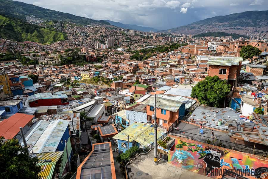 pablo, comuna 13 & cable car express tour - Pablo Escobar memorial and the cemetery house stop: how to handle heavy themes