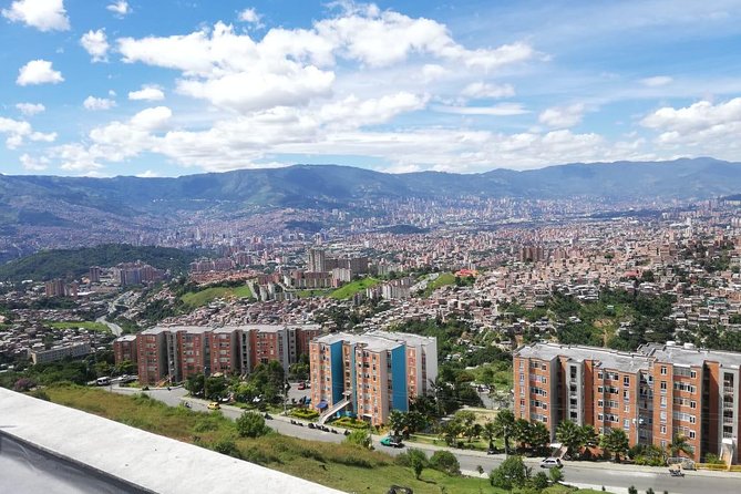 Pablo Escobar Tour And Comuna 13 - Comuna 13 in Focus: How the Second 2 Hours Feels at Street Level