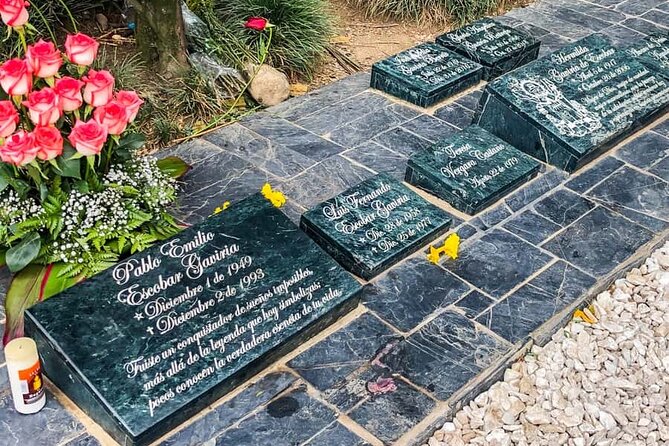 Pablo Escobar Tour between History and Museum in Medellin - Stop 3: Cementerio Jardines Montesacro, tombs of Escobar and key figures