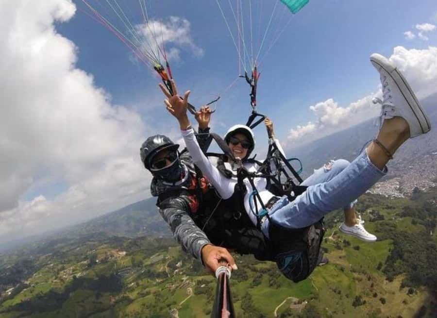 Paragliding Medellin with Transportation and free Videos - Asking for tricks in the air: adrenaline options with pro guidance