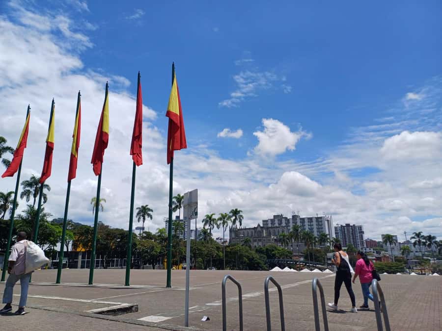 PEREIRA: PRIVATE TOUR OF MAIN SQUARES, HISTORICAL SITES + LOOKOUT POINT - El Lago Park and Claret Church, A Softer Pace in the Middle of the Route