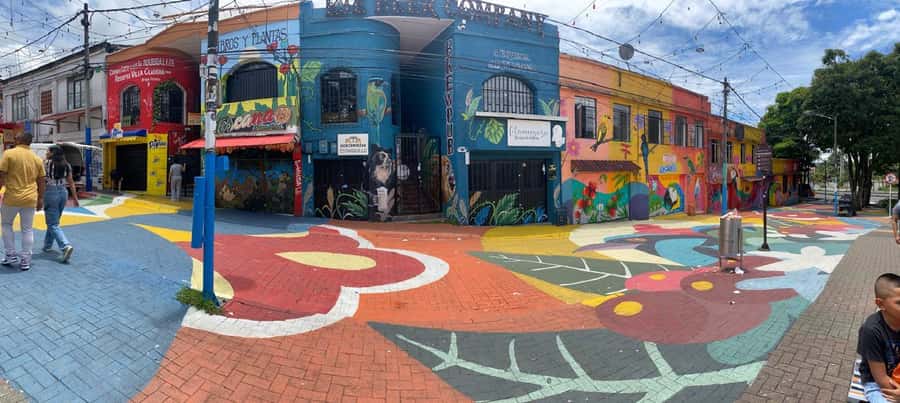PEREIRA: PRIVATE TOUR OF MAIN SQUARES, HISTORICAL SITES + LOOKOUT POINT - La Libertad Park and Plaza del Bolivar, Where Symbols Set the Tone