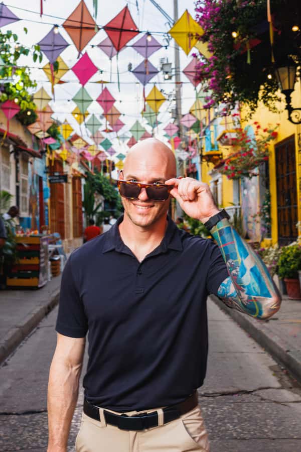 photo session through the streets of cartagena - Posing help that makes the photos feel like you