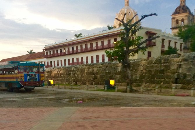 Private City Tour in executive vehicle - Starting strong at Castillo de San Felipe de Barajas