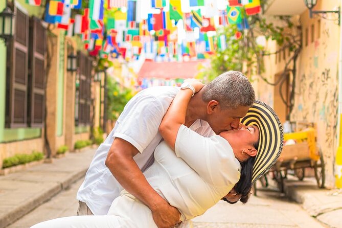 Private Photo Session through the Streets of Cartagena - Torre del Reloj to the Walled City: where structure makes your photos work