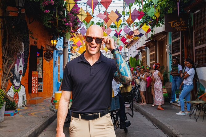 Private Photo Session through the Streets of Cartagena - Parque Centenario: a calmer finish with room to breathe