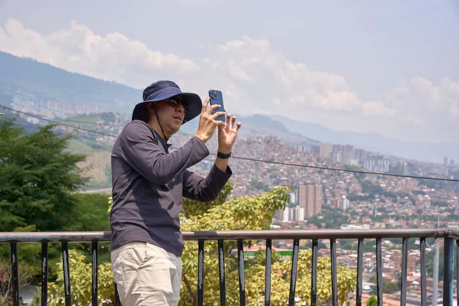 Private Tour Comuna 13 with Cable Car - Key Points You’ll Notice Right Away