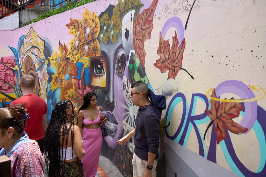Private Tour Comuna 13 with Cable Car - Street Art Walk: Learning What the Murals Mean