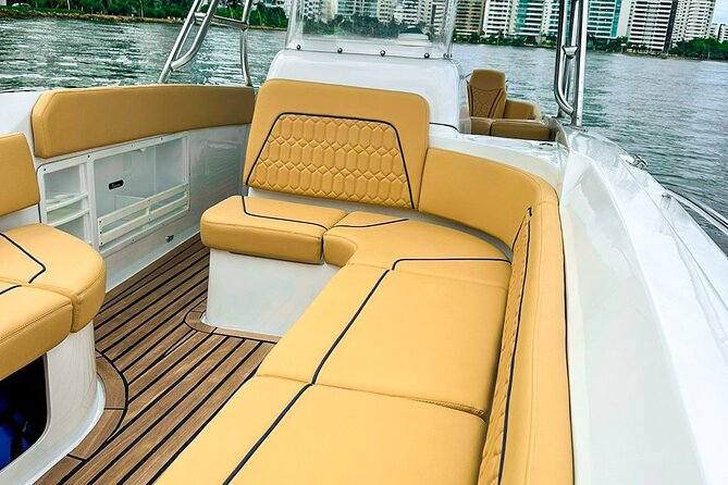 Private tour in luxury boat LaMorronga 41' to the Rosario Islands - Pickup and coordination: the parts that make a private day easy