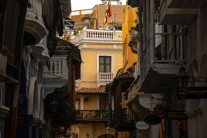 Private Walking Tour Walled City and Getsemaní - Plaza de Bolívar and the Inquisition Palace: two tones of colonial power