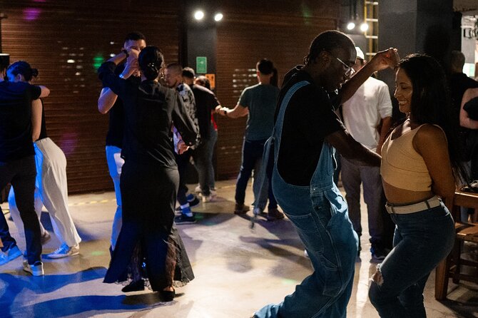 Salsa & Bachata Nightlife Tour in Medellín with a Local Dancer - Stop 1: the beginner class, fundamentals, and real confidence-building