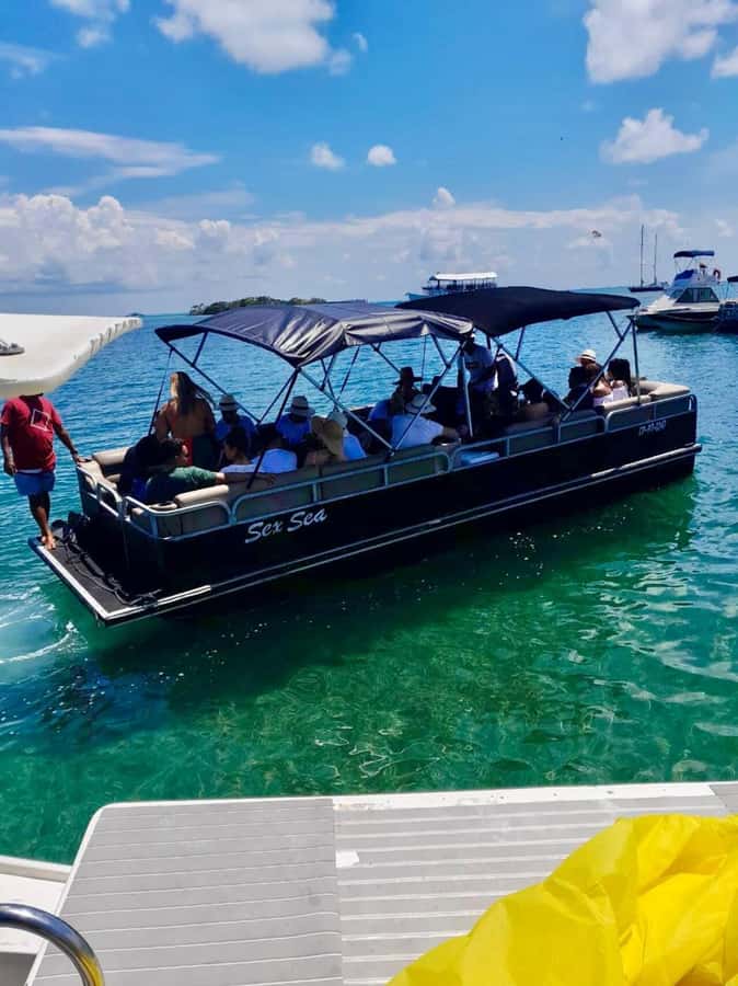 SAN ANDRES: FULL DAY SHARED PONTOON TOUR - Rose Cay and the Natural Aquarium vibe (starfish and manta rays)