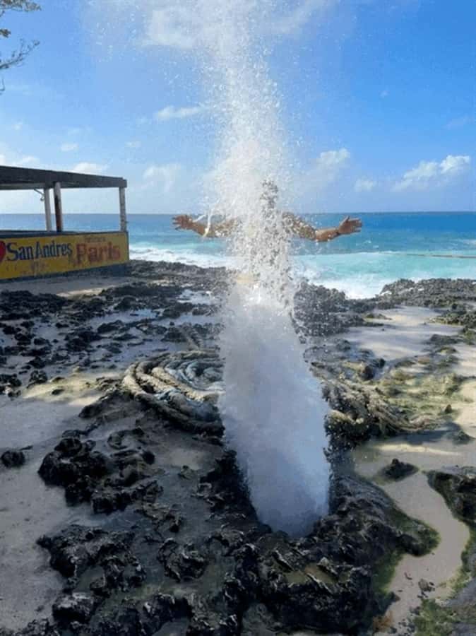 SAN ANDRES: Island Tour by Chiva + Hoyo Soplador - A 3-hour Chiva island loop with a clear rhythm