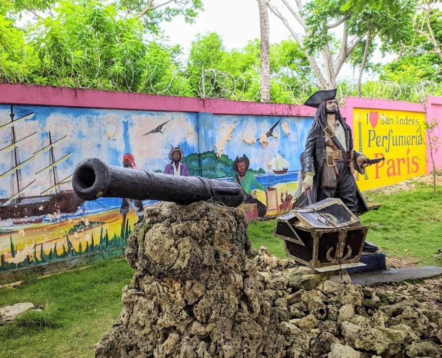 SAN ANDRES: Island Tour by Chiva + Hoyo Soplador - Casa Museo Isleña: culture and objects you can connect with