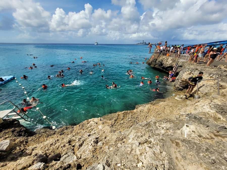 SAN ANDRES: Island Tour by Chiva + Hoyo Soplador - Morgan’s Cave and pirate Henry Morgan: worth it depends on your vibe