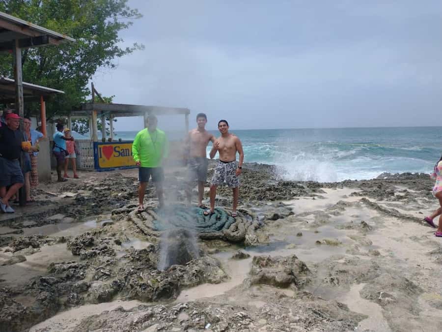 SAN ANDRES: Island Tour by Chiva + Hoyo Soplador - Price and value: what the COP add-ons really change