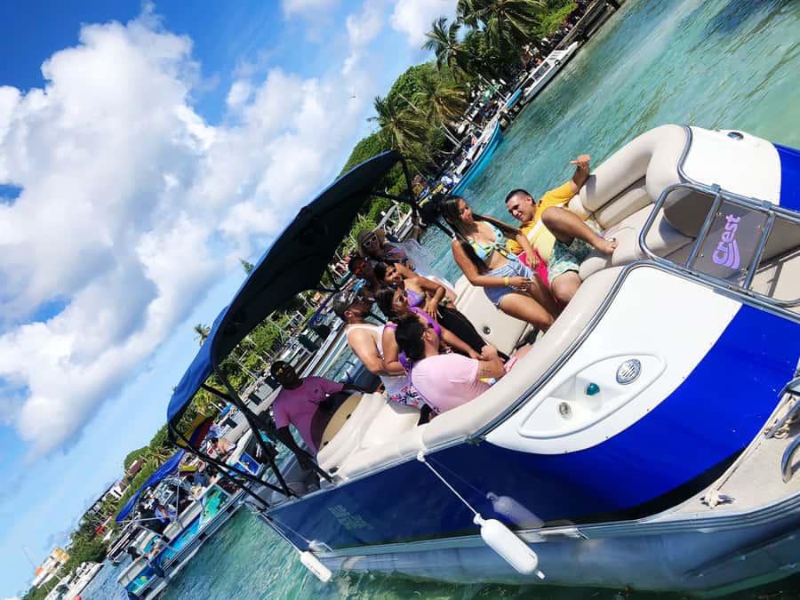 San Andres: Private Boat Trip with Aquarium and Beach Stops - El Palito and the floating tiki bar: where the party energy shows up