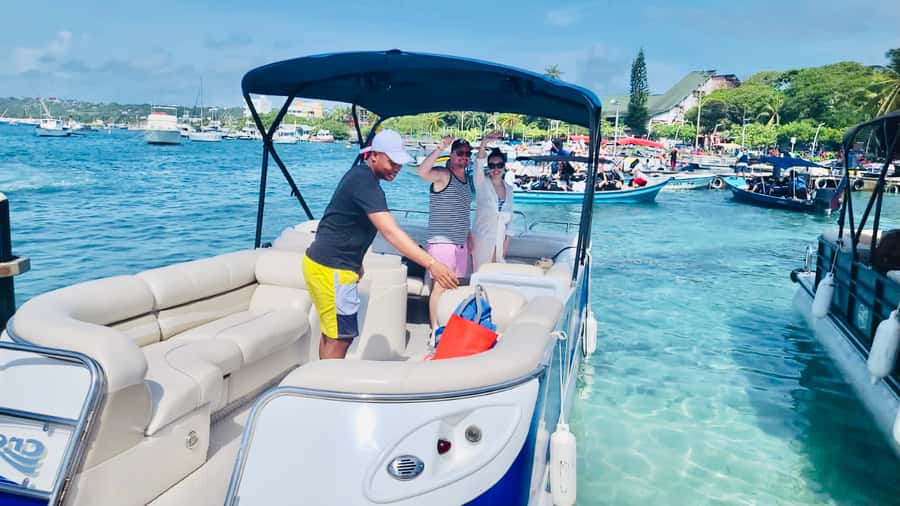 San Andres: Private Boat Trip with Aquarium and Beach Stops - Meeting at Muelle de la Policia, then straight to sea time