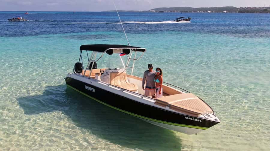 San Andres: Private San Andres Bay Tour by Luxury Speedboat - Aquarium Key snorkeling in coral sand and fish-rich water