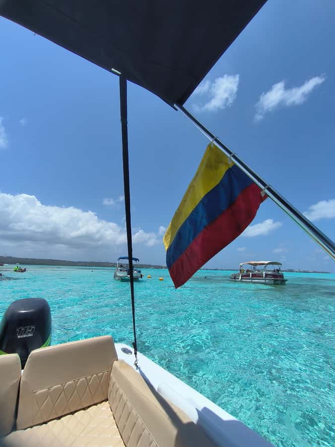 San Andres: Private San Andres Bay Tour by Luxury Speedboat - White Watta Beach, floating bars, and sunset time in the sea of seven colors